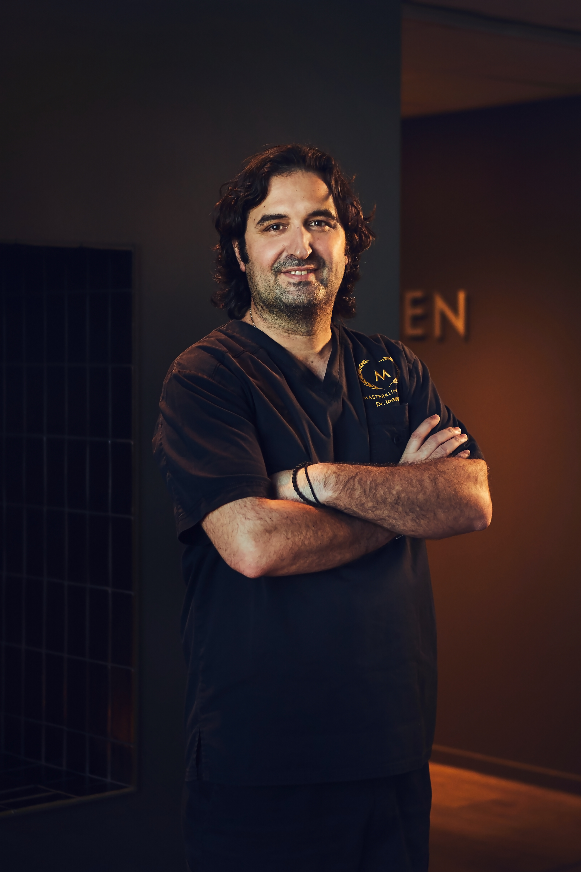 Porträtt av Dr. Ioannis på Masterkliniken